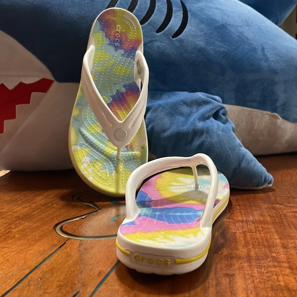 Iconic Crocs comfort size 9w tie dye look multi-colors great for the beach - Picture 4 of 4